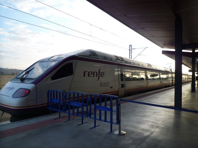 トレドからマドリード経由でコルドバに到着しました。<br />AVEは快適でした。<br />車窓から見えるは果てしなく続く大地とオリーブ畑。