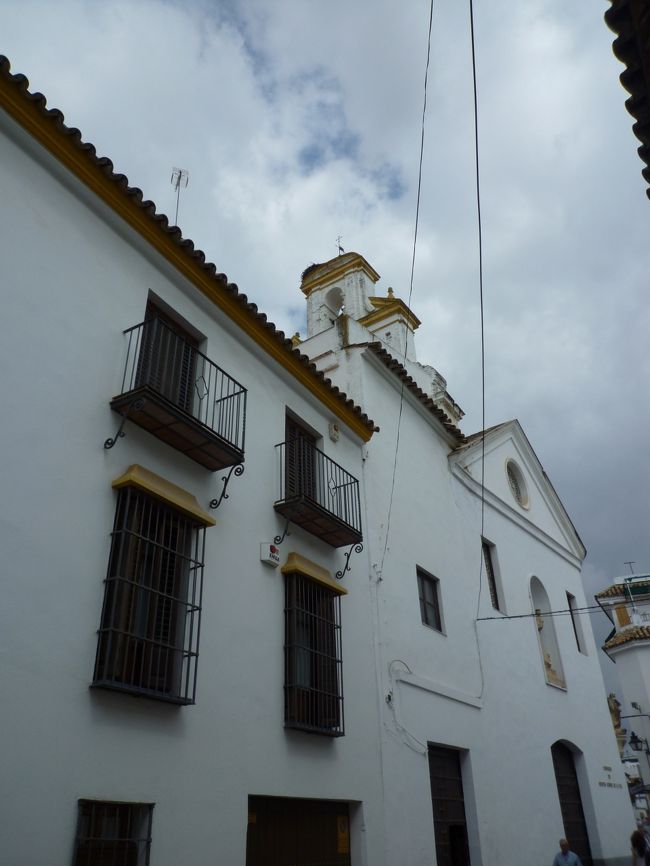 白壁の家々がとても綺麗でした。<br />アンダルシア地方の壁は白いのは、強い日光を反射し、家内の温度上昇を防ぐためなんだすです。<br />９月のコルドバとグラナダは意外に涼しかったですが、セビリアはとても日差しが強かったように思います。