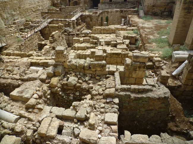 ユダヤ人街を抜け、次はアルカサルに入りました。<br />入場料は4ユーロです。<br />昔のモザイク画や遺跡のようなものがありました。