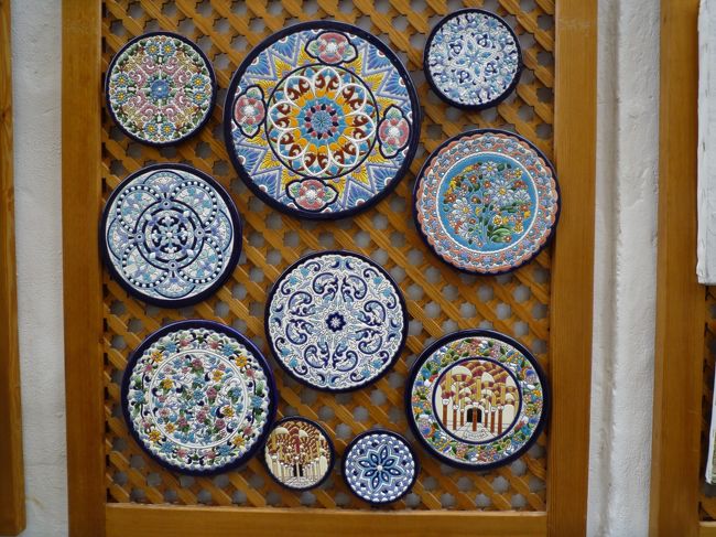 綺麗なモザイク調のタイル皿が売っていました。