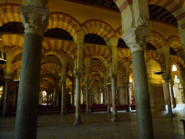 メスキータ内部に入ると、目の前に広がる大理石と赤レンガを交互に組み合わせたアーチが広がる「円柱の森」に圧倒されます。<br />オレンジの色彩が綺麗でした。