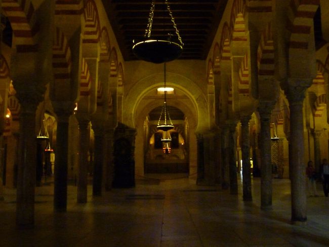本来モスクは明るいものなのですが、キリスト教徒による改築で入口以外の門を全てふさがれてしまったため、メスキータは薄暗くなっています。