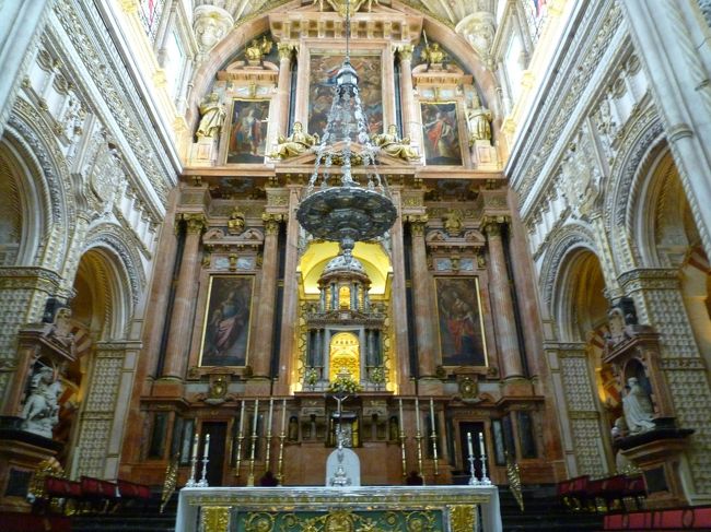 メスキータはイスラムのモスクですが、内部にキリスト教の大聖堂も作られています。<br />レコンキスタのコルドバ陥落後、カルロス5世によって大聖堂が増築されたんだそうです。<br />…歴史的価値の高い異教の建築物を破壊し、中に自分達の聖堂を築くという所業は感心できるものではありません。