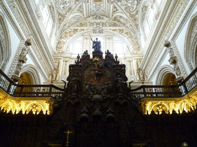 ちなみに当のカルロス5世は工事現場をたまたま通り、「世界のどこにでも有るような物を造るために、どこにも無い物を壊した」と嘆いたと伝えられています。