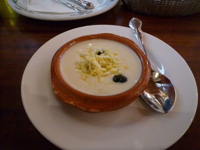 私がまず頼んだのは、ガスパッチョ・ブランコという冷たいにんにくのスープでした。<br />コッテリし過ぎていることもなく、とても美味しかったです。