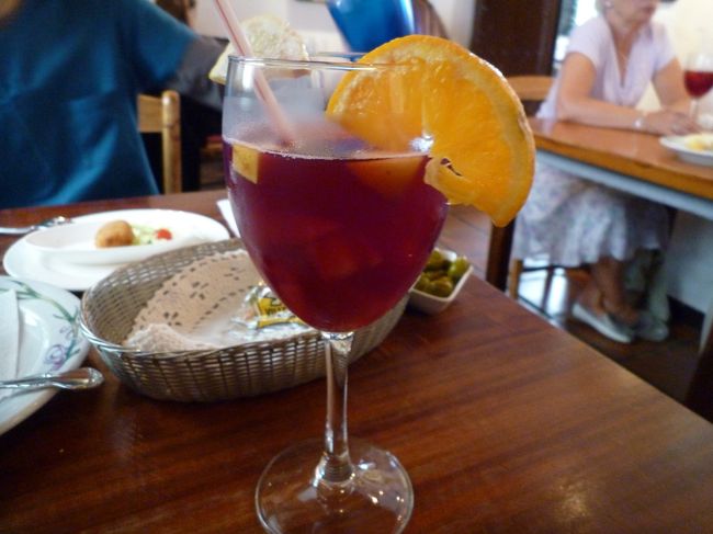 飲み物はスペインで観光客がよく飲むサングリア。<br />これって元々は古くなったワインを誤魔化すためにフルーツ類を入れまくった飲めるようにしたという、お婆ちゃんの知恵的な飲み物なのですが、なぜか外国人に人気なんだそうです。
