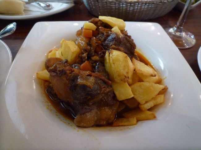 それとテールシチューも頼みました。<br />なかなかボリュームがあり、しかも美味しかったです。