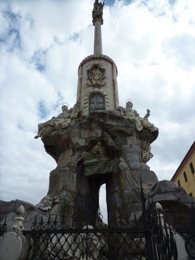 食後はタクシーを拾って駅に戻りました。<br />さすがに帰りも徒歩というのは…。<br /><br />グラナダへはバスで向かいます。<br />バスターミナルは駅のすぐ近くにあります。<br />バスについては、こちらのサイトが参考になるかと思います。<br />http://www.alsa.es/portal/site/Alsa