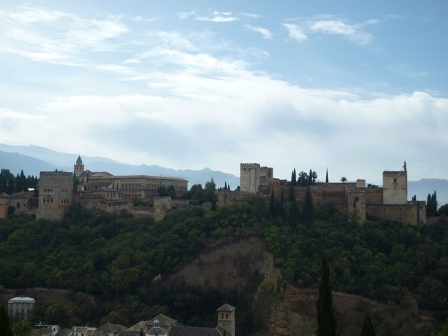コルドバからバスで到着してホテルに直行してゆっくり１泊……のはずが、最初からトラブル発生！！<br />グラナダのバスターミナルからの市バス車内で私のサブバッグ紛失！！<br />バスの運転手等に尋ねて回ったりしたのですが、結局見つからず…。<br />まあ中身は薬品類と充電器だったので大事には至らなかったのですが…。<br />デジカメの充電器を無くしたのがのがかなり痛かったです。<br />（しかし意外に充電が長持ちし、旅行最後まで頑張ってくれました。）<br /><br />そんなトラブルはさておき、アルハンブラ宮殿の観光は予約が必須です。<br />私たちは午後から回ろうと思っていたので、朝予約を入れておいて周辺を散策。<br />宮殿→アルバイシン地区→カテドラル周辺にはアルハンブラバスというマイクロバスが巡回していて、移動に不便は感じませんでした。<br />ちなみに料金は一律１ユーロです。<br /><br />アルバイシンにあるサン・ニコラス展望台から、アルハンブラ宮殿が一望できます。<br />アルハンブラバスに乗って行けますが、大きな教会のある辺りで降りてもらえれば辿りつけます。