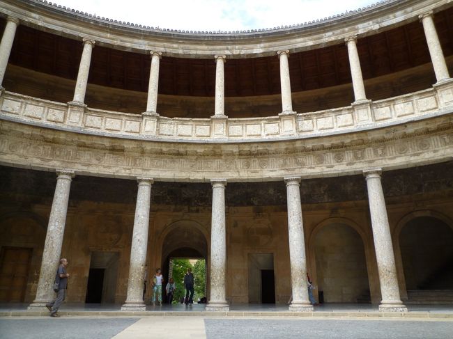 宮殿最大の見どころであるナスル朝宮殿には予約した時間まで入場できないため、通りかかったカルロス5世宮殿を先に見ました。<br />まあ特に何があるというわけでもなかったですが…。<br />宮殿というよりは大広間という感じですね。<br /><br />ここでまた事件発生。<br />お土産等を見たりナスル朝宮殿の入口で順番待ちをしていたりして、入場時間にほんのわずかに遅れてしまったのですが……それだけで入場禁止です。<br />お金払ったのに！！<br />正直納得できませんし、とても腹が立ちました。<br />そもそも順番待ちで遅くなったのに…。<br />ここまで（間違った意味で）徹底している観光地も珍しいですね。<br />融通は一切効かないので、これから見に行かれる方は時間厳守を心がけて下さい。