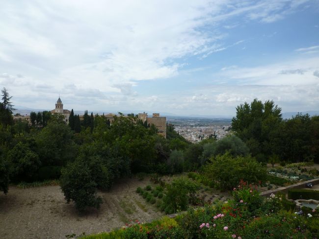 庭園からはアルバイシン地区が見渡せます。