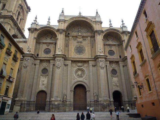 夜は洞窟フラメンコを見る予約を入れていたのですが、思いの他アルハンブラ宮殿を早く出てしまったので、バスに乗ってカテドラルまで行きました。<br /><br />レコンキスタの後、モスク跡に建設されたらしく、他の町で見たゴシック式のカテドラルと様式が異なっているように見えます。<br /><br />ちなみに、カテドラルの前でジプシー達が謎の草を売っているので無視しましょう。<br />この草に何の意味があるのかは知りませんが、たまに買っていく地元民（ジプシー？）は草を手に皆で踊りだします。