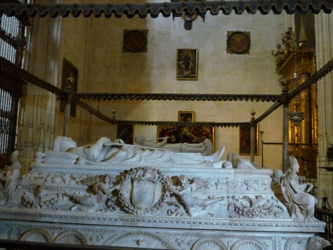 カテドラルの中に王室礼拝堂があり、レコンキスタを完了させた女王イザベルと夫のフェルナンド2世の遺骸が安置されています。<br />カテドラル自体よりもこちらの方が歴史的価値が高いそうです。