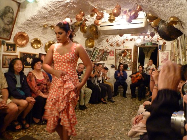 時間が遅くなってきたので一旦ホテルに帰り、洞窟フラメンコを見に行きました。<br />予約はホテルでしてもらいました。<br />（というよりホテルから勧められました。）<br />もちろんホテルまで迎えに来てくれます。<br /><br />間近で見るフラメンコは大迫力！！<br />フラメンコの本場はセビリアですが、グラナダのフラメンコはサンブラと呼ばれ、よりパワフルで情熱がほとばしるようなもの。