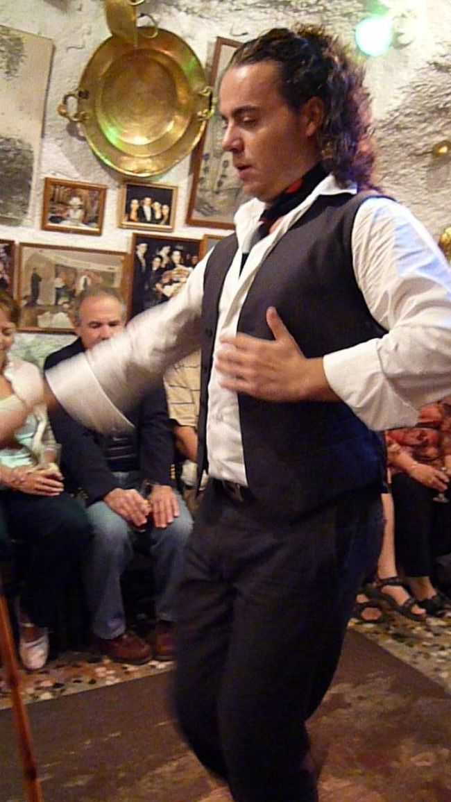 途中何人かお客さんを呼んで一緒に踊るというサービスがあったのですが、トップバッターに選ばれたのは私でした(笑)<br />踊りの心得なんて全く無いので本気で困ったのですが、板の間で適当にステップを踏むと「カッ！カッ！」と良い音が！！<br />それからは夢中で足を動かしました。<br /><br />その後、それを見ていた日本人夫妻に「素敵なステップでしたよ。」と褒められ、少しいい気になりましたが、他の西洋人の方々はやはり情熱的にダンスしていて、到底及ぶものではなかったでしょう。<br />でもまあ楽しかったし、良い思い出です。