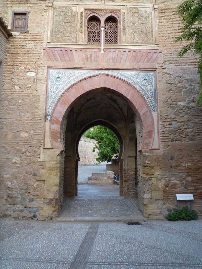 翌朝、アルハンブラ宮殿に再アタック！！<br /><br />ホテルが非常に近かったのが幸いし、観光客はまだほとんどないような時間に入れました。<br />ちなみにチケット販売開始は８時からです。<br /><br />こちらは裁きの門です。