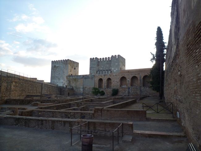 ナスル朝宮殿への入場時間までかなり余裕があったので、先にアルカサバ(軍事要塞)を見てみました。<br />…といってもほとんど遺跡のような状態でしたが。