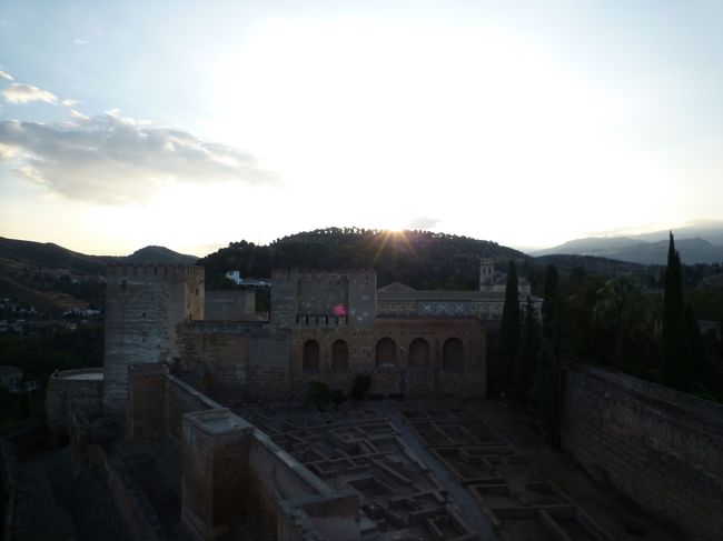 アルカサバの向こうから朝日が登ります。<br />今日はきっと良い一日になるはず。