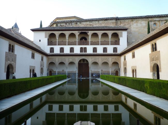 今度こそアルハンブラ宮殿のメインポイント、ナスル朝宮殿に入場です。<br />こちらもまだ観光客がまばらな状態でラッキーでした。