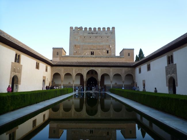 こちらはコマレス宮のアラヤネスの中庭です。<br />シンメトリーでとても美しかったです。