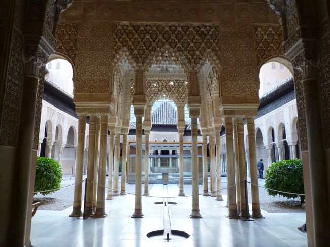 ここはライオンの中庭と呼ばれる場所ですが、肝心のライオン噴水は修復中でした。<br />しかし装飾はとても綺麗です。