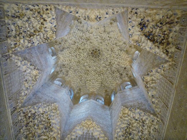 ここはアベンセラヘスの間。<br />あまりの美しさにしばらく呆然我失状態になってしまいました。<br />まるで星が落ちてきそうな天井です。