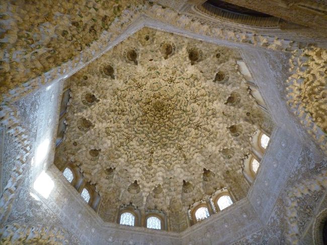 アベンセラヘスの間と中庭を挟んで対面している二姉妹の間。<br />ここでも天井に見とれてしてしまいました。<br />あの緻密な装飾の美しさは感動的です。