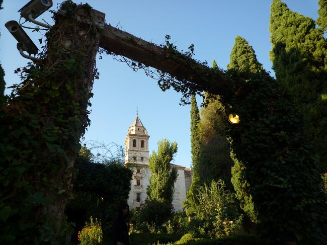 ナスル朝宮殿をゆっくり見て回り、外へ出ると貴婦人の塔が聳え立つ庭園が見えてきます。