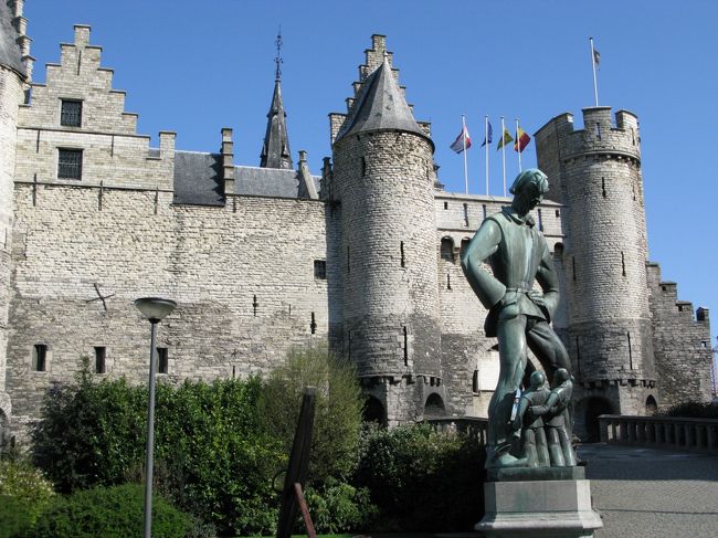 　4月6日　（火）<br />午前はアントワープの観光　ホテル発８時４５分　港近くのバス駐車場にバスを止め、そこからは徒歩での観光です。<br />先ず通り掛りに寄ったのが、海洋博物館（ステーン城）。　城の前には巨人が出迎えています、しかしそのまま通過です。<br />　