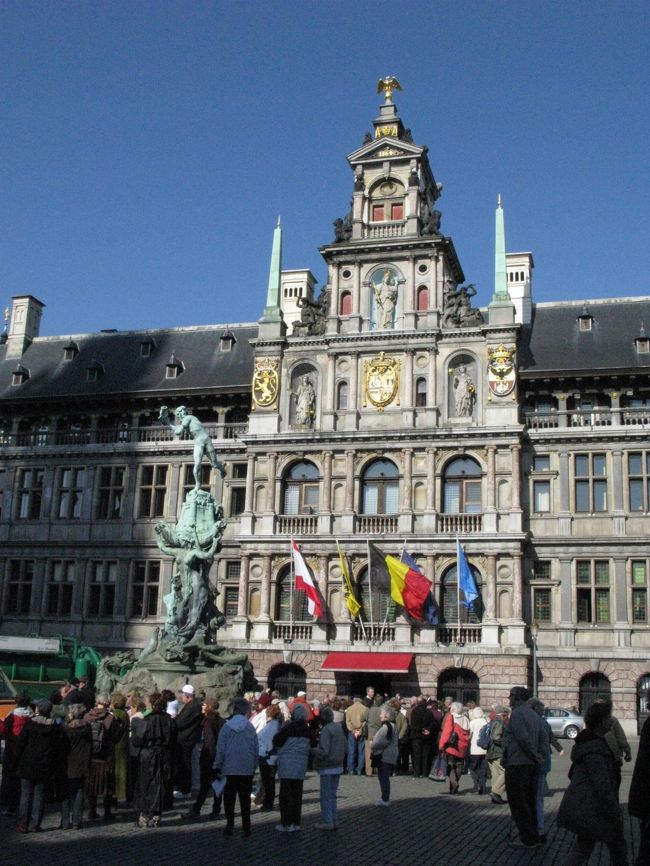 マルクト広場に到着。中央には街のシンボルであるブラボーが、アントをワープしている噴水、そしてその周りを市庁舎や多くのギルドハウスが取り巻き、中世の名残充分です。<br />　ブラボーの噴水と市庁舎