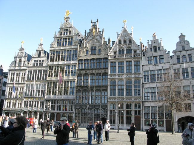 マルクト広場に建つギルドハウスです。