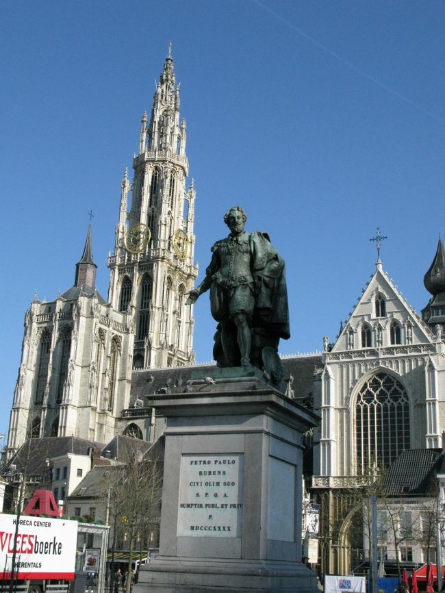 　フルン広場に移動しました。<br />そこにはノートルダム大聖堂が聳えています。<br />塔の高さは、１２３メートル、ベルギー１の高さです。<br />１５２２年に完成しましたが、それまでに１７０年間掛かったそうです。<br />　大聖堂の前には、ルーベンスの銅像が建っています。