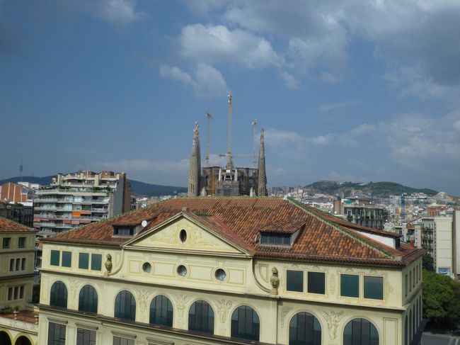 セビリアから飛行機に乗ってひとっ飛び。<br />あっという間にバルセロナに到着です。<br /><br />大都市なので地下鉄が整備されていて、移動がとても便利です。<br />T-10という回数券（10回分）があり、6.65ユーロと非常にお得です。<br /><br />まずはホテルにチェックインしたのですが、部屋の窓からサグラダ･ファミリアが見えました。<br />期待感が高まりますが、日中の混雑を避けたかったので、翌日の朝まで我慢しました。