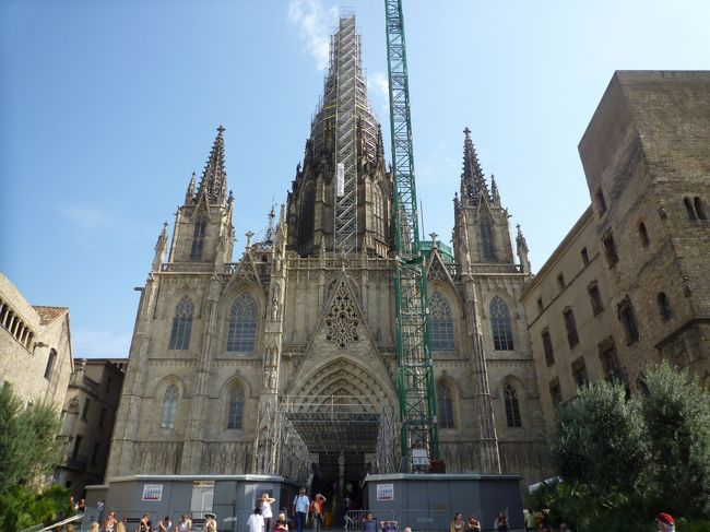 初日はゴシック地区とランブラス通り周辺を回りました。<br />カテドラルは修復中…。<br />残念でした。<br />観光本では入場料無料と書いてありましたが、訪れた際は有料になっていました。<br />各町でカテドラルを見ていて若干食傷気味だったこともあり、ここはスルーしてしまいました。