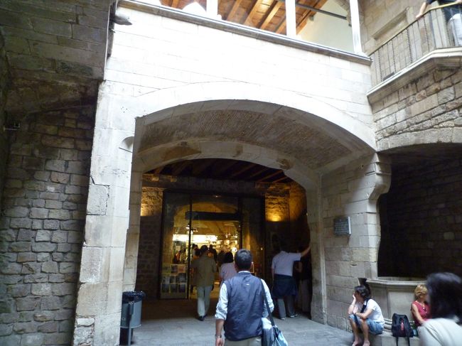 次はピカソ美術館へ。<br />ここは所謂「ピカソらしい」キュビズムの作品というより、彼が幼少時に書いたものから「青の時代」と呼ばれる初期の頃の作品がメインに展示されていました。<br />ユニークだったのは、ベラスケスの「ラス･メニーナス」をピカソがリメイク(？)した作品についての展示。<br />初見では思わず「何だこりゃ」と言ってしまいそうでしたが、ピカソが登場人物や構図などについ何枚もデッサンしたものが展示されていて、苦心しながらかなり練られて作られたものであるということがよく分かり、とても面白かったです。<br />絵画の見方が少し変わったかもしれません。