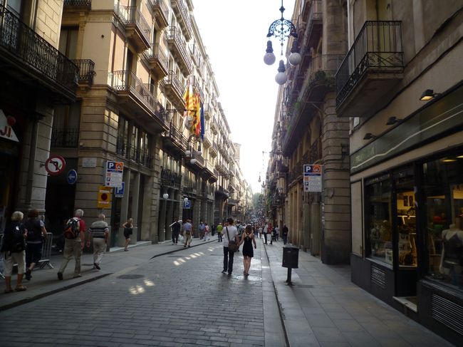 ゴシック街の大通りです。<br />土産屋さんが並んでいました。