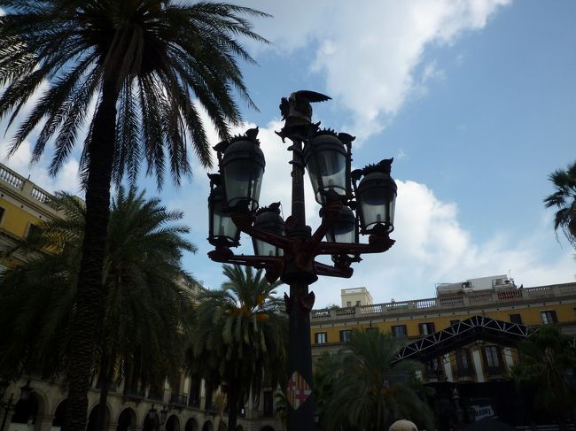 ゴシック街からランブラス通りに抜けていく途中、レイアール広場を通りました。<br />この時期はメルセ祭りの最中だったので、広場ではコンサート会場が設置されていました。<br /><br />こちらは広場の真ん中にあるガウディ作の街灯。<br />彼の初めての作品です！