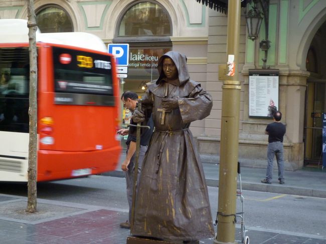 通りには大道芸人がたくさんいました。<br />完成度の高いものが多く、見ていて面白かったです。