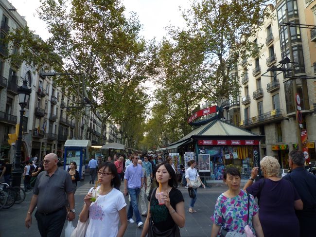 ランブラス通りは人でいっぱいです！