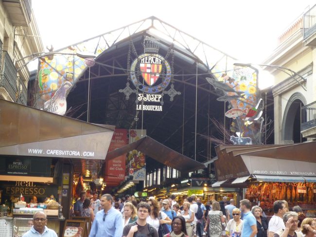 通りを南下していくと、サン・ジュセップ市場が見えてきたので寄ってみました。<br />海外の市場巡りはとても楽しいものです。