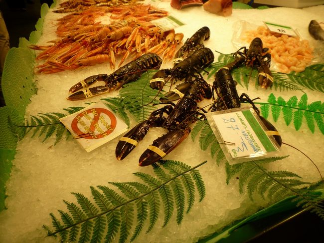 市場ではフルーツジュースを買って飲みました。<br />肉屋や魚屋を色々見て回りましたが、日本では見かけないようなものが多くあり、退屈しません。