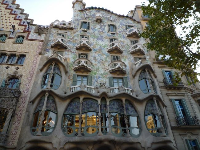 次は歩いてガウディ作の集合住宅カサ･バトリョへ。<br />この建物は海をモチーフとして設計されたそうです。<br /><br />外壁のガラスモザイクは、海面が光が乱反射しているかのように輝き、内部は海底や海底洞窟が表現されている……らしいです。<br />ここは入場料が16.5ユーロもするので入りませんでした。<br />ちなみにここのオーナーはチュッパチャップスの創業家で、カサ・バトリョ限定の飴が販売されているそうです。