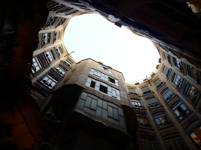 まるで高い山々に囲まれているようです。<br /><br />ガウディの作品には直線がありません。<br />真っ直ぐに見えても微妙に波打っていたりします。<br />そこに着目してみると面白いかもしれません。