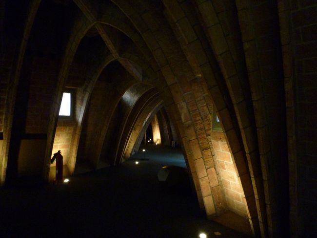 まるで洞窟みたいです。<br />こんなところに住んでみたい！<br /><br />ガウディ建築についての展示品も多くありました。