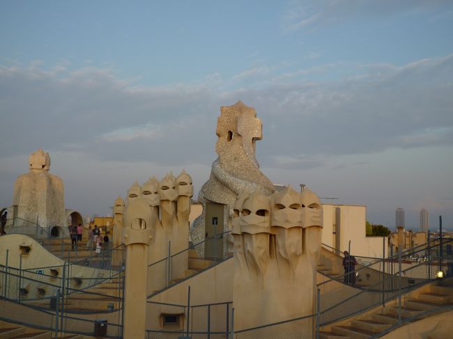 ここの見どころは屋上の煙突。<br />山の根から突き出た峰々を表しているらしいです。<br /><br />しかしこれは一体…。