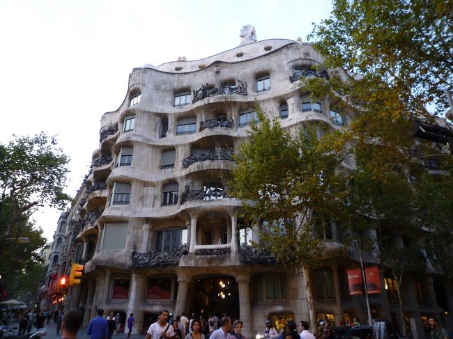 そのまま少し歩くと同じくガウディ作の集合住宅地カサ･ミラが見えてきます。<br />今度のモチーフは山です。<br />ここは8ユーロだったのでしっかり見て回りました。