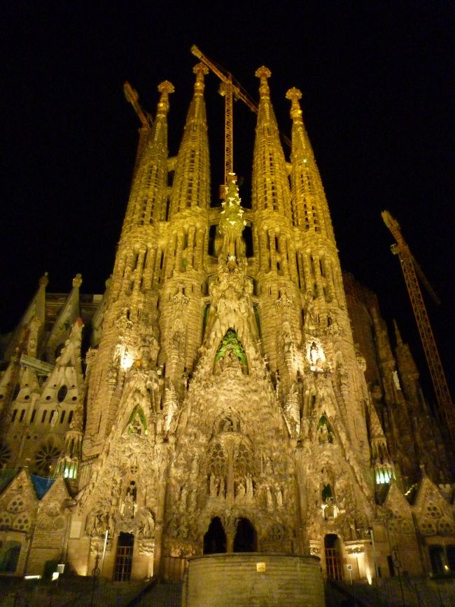 ホテルから近かったので、サグラダ･ファミリアの夜景を見に行きました。<br />予想以上の大迫力と美しさにビックリ！！