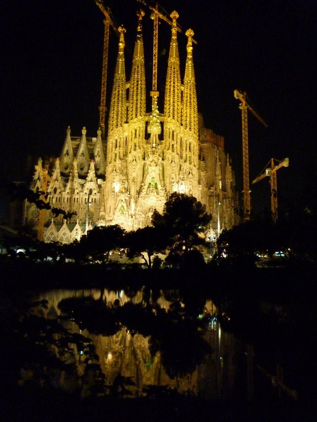 前にある公園から撮ると、水面に映って良い感じに撮れます。<br />ただ木がちょっと邪魔ですかね。