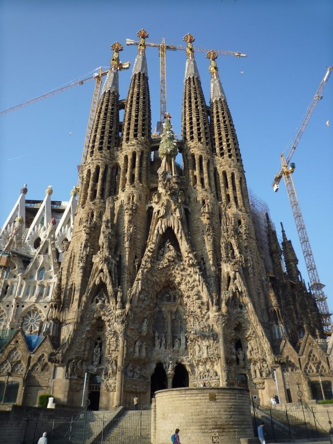 明朝、いよいよ中に入ります！<br /><br />有名なこちら側は｢生誕のファザード｣。<br />実はガウディが残したサグラダ・ファミリアの設計図は全て紛失してしまっているらしく、現在建設中の部分の細かいデザインは、他の建築家・彫刻家によるものなんだそうです。<br />しかしこの生誕のファザードはガウディ自身のデザイン。<br />緻密な彫刻がとても美しく、名が示す通りに喜びで満ち溢れているように感じます。