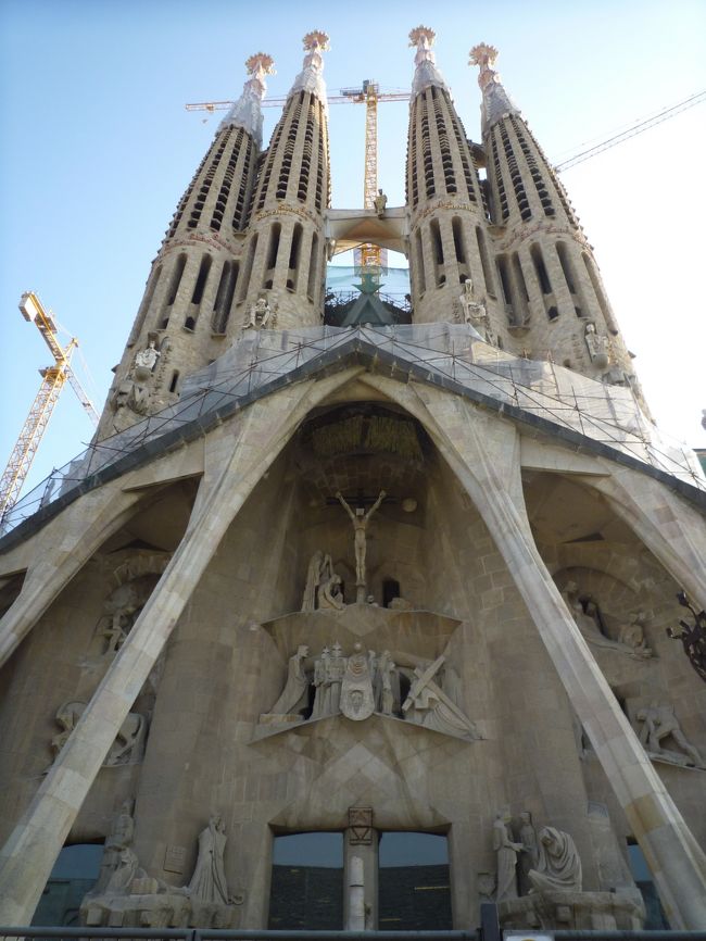 裏側は「受難のファザード」。<br />表側と違って直線で構成されていて、幾何学的な印象を受けます。